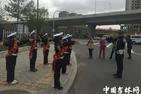 30位“三道杠”体验交警路口执勤1小时图片