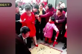 尴尬的婚礼：这新娘子“拜天地”坚决不跪，难道另有隐情？视频封面