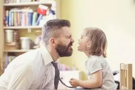 爸爸带孩子的独家法宝，妈妈不服不行图片