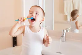 宝妈们如何正确帮孩子挑选牙刷和牙膏呢，戳进来告诉你图片