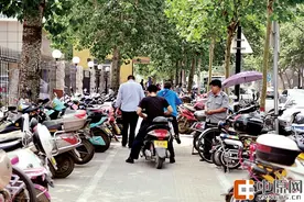 河南省中医院门口电动车乱停 还有人身穿保安制服收费图片