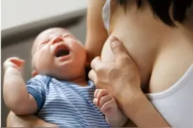 妈妈给宝宝断奶不仅宝宝不开心，妈妈也是痛苦不堪！图片