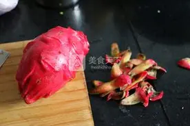 火龙果皮别再乱丢了 用它来做菜也能有收获图片