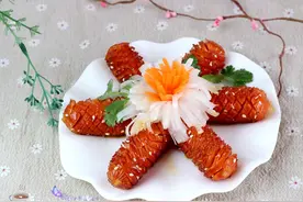 萝卜，简单切一下，卷一卷就是一朵漂亮的花！装饰菜肴很好看！图片