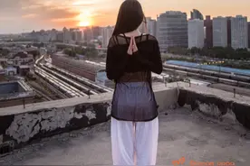 我在天台练瑜伽，带你领略不一样的瑜伽风景图片