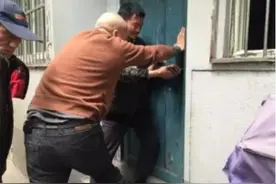 高手在民间！智能锁失灵居民被堵，老开锁匠出手5分钟解锁图片