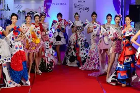 韩国模特穿国旗国花T台走秀图片