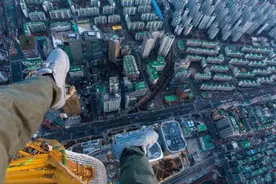 徒手攀爬555米韩国乐天塔，这俩牛人以此为乐图片