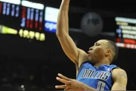 腰间勾手、同手同脚、抡臂大甩手：细数NBA球星的奇葩招数！图片