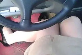 踩离合脚跟着垫还是悬空? 老司机看到后都在偷笑!图片
