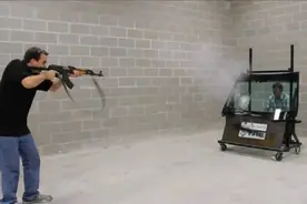 使用AK-47近距离点射防弹玻璃测试视频封面