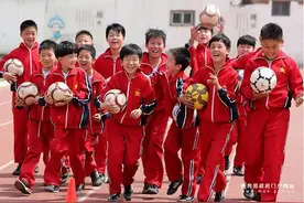全国足球场地设施建设规划：2020年足球场地超7万块图片