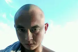 他自称黑拳之王，挖眼锁喉抓睾全是杀人技，身价亿万却用红米手机图片