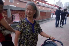 老奶奶吃力地推着婴儿车，一看到车上的家人，她差点流泪了图片