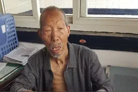 拾荒老人垃圾桶捡到四千元钱交公 “不是自己钱拿着不踏实！”图片