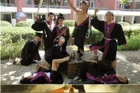 大学毕业照都该掌握以下这些姿势进行拍摄图片