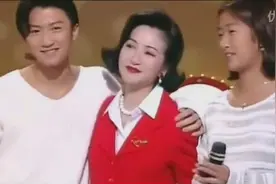 谢霆锋15岁时登台演唱《真的爱你》，与母亲和周华健同框视频封面