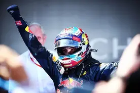 F1西班牙大奖赛：18岁车手维斯塔潘夺冠 梅奔内斗自毁图片