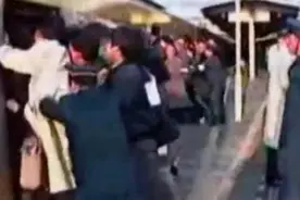 日本挤地铁实拍——超级夸张图片