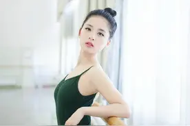 纤细芭蕾舞美眉舞房秀身姿，优雅又妖娆图片