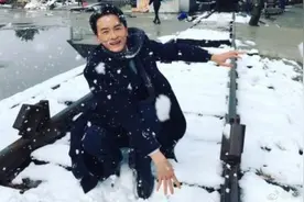 再皮一下！郑元畅街头玩雪袭镜头秒变“郑三岁”图片