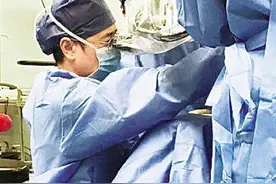 为达到最佳手术效果 六旬医生一跪3小时做手术图片