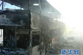 哈萨克斯坦一辆大客车起火造成52人死亡图片