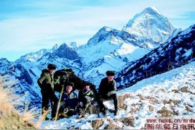 在“魔鬼之路”上巡诊的白衣天使图片