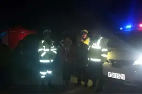 迎亲铲车雪夜侧滑 幸好遇到他们新人赶上婚礼图片