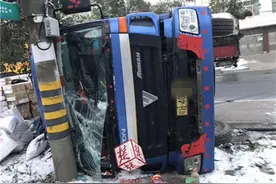 冰冻路滑五车“跌跤” ，黄梅警方紧急处置恢复通畅！图片