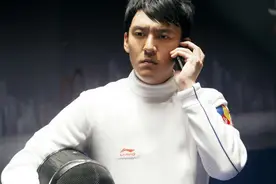 为拍好《无问西东》张震练击剑 跟世界冠军打羽毛球还去清华园跑步图片