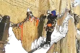 华山栈道“护路人”绝壁扫雪走红图片