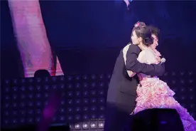 古巨基为周慧敏30周年演唱会做总监 台上深情拥抱图片