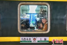 新疆铁路春运首趟加开直通旅客列车开行(图)图片