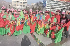 夫妻相伴跳社火 跳出和谐新生活图片