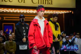 易烊千玺红色嘻哈装尽显王者范 大秀街舞脏辫造型亮眼图片
