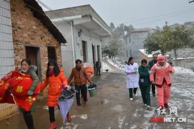 郴州孕妇雪夜凌晨临盆 医生视频指导接生母婴平安图片