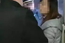 “高铁扒门”、“车上喧哗”怎么管？七种行为将被列入黑名单图片