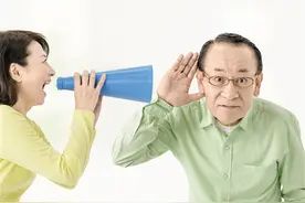 老人做好听力补偿 戴助听器该像戴老花镜一样平常图片