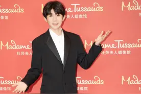 王源现身杜莎夫人蜡像馆 体验蜡像制作奥秘图片