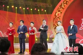 2018年新疆兵团春晚举办 张英席王传越等献唱图片