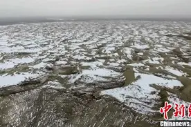 航拍塔克拉玛干沙漠雪后美景图片