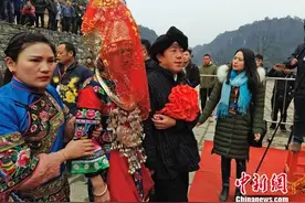 牵手奔小康 湖南湘西十八洞村苗家婚礼迎新春图片