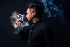 王凯魔术界师傅王天予现场揭秘魔术道具 擅长变动物图片