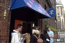 英国人最近玩的一场闻腋窝相亲会... 请原谅我真的不懂-。-！图片