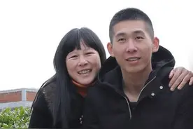 养育优秀军人的妈妈：被儿子帅哭爆红网络图片