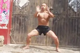 农村小伙痴迷健身，将中国武术融入西方格斗，这身板练的确实够硬视频封面