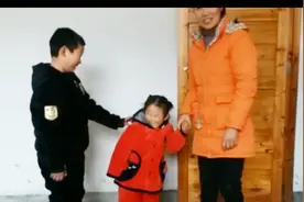 农村的小孩最容易满足，一套新衣服就让他们很开心