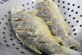 大厨教你在家做黄焖鲫鱼汤，酸辣可口，汤浓味美，讲解详细视频封面