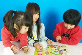 和3个小孩玩飞行棋，他们跑的太快了！